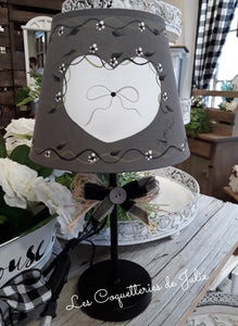 Petite lampe sur table peinte par Julie - Coeur blanc