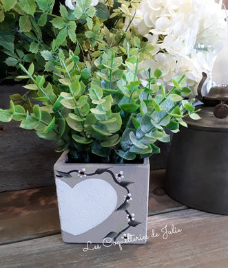 Petit pot d'eucalyptus peint par Julie - Coeur blanc