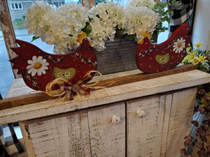 Poules amoureuses sur base de bois peints par Julie